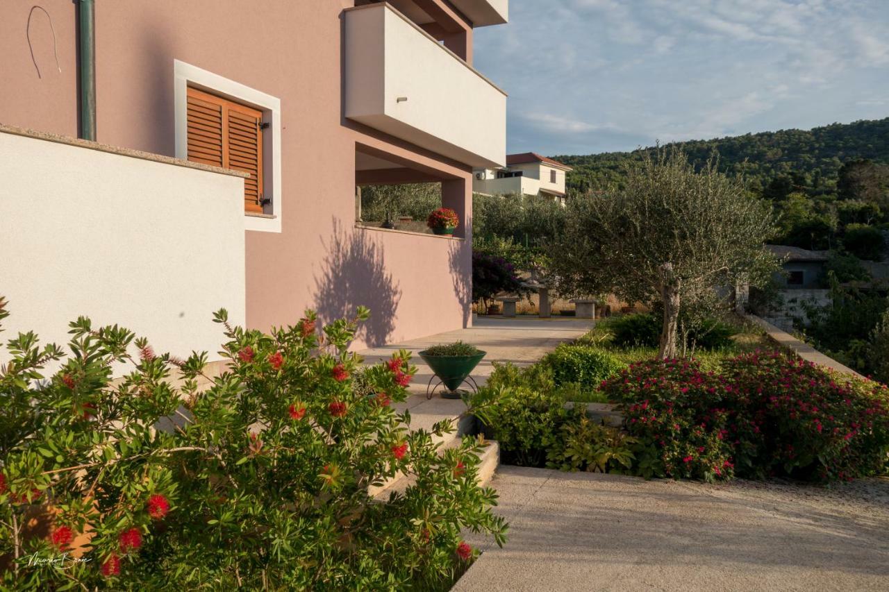 Amaryllis Residence, Apartment Diana & Deluxe Rooms With Shared Kitchen Veli Losinj Exterior photo